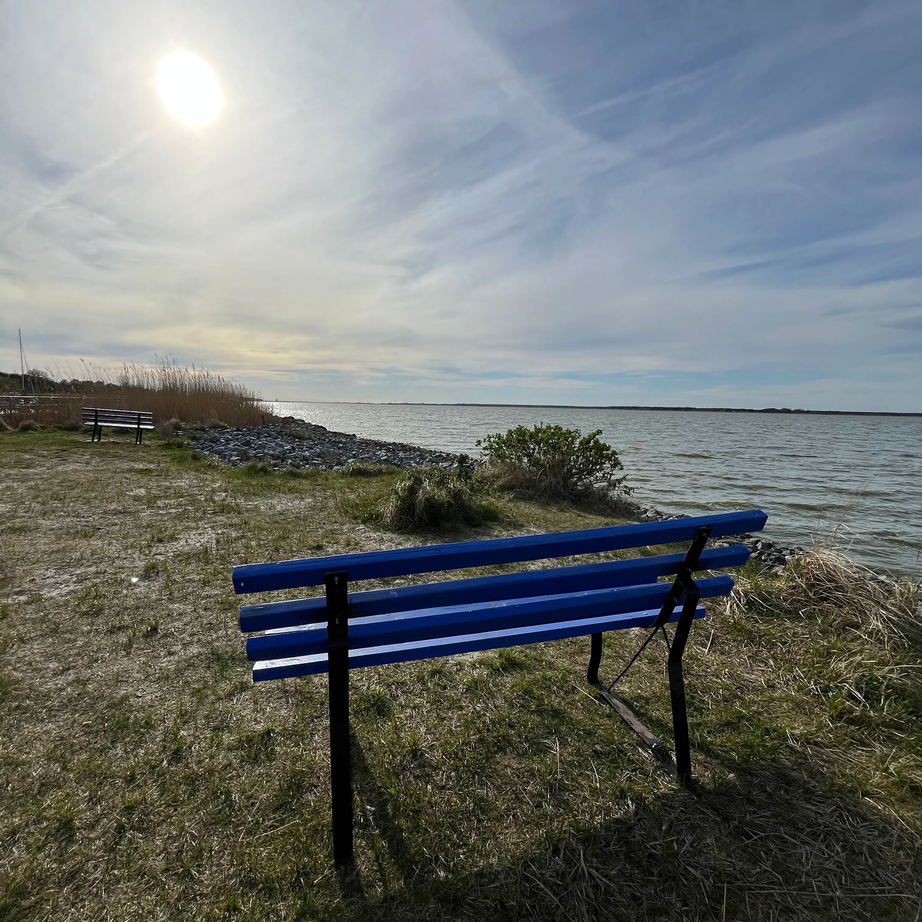 Blaue Bank in ruhiger Umgebung – Innehalten und Durchatmen
